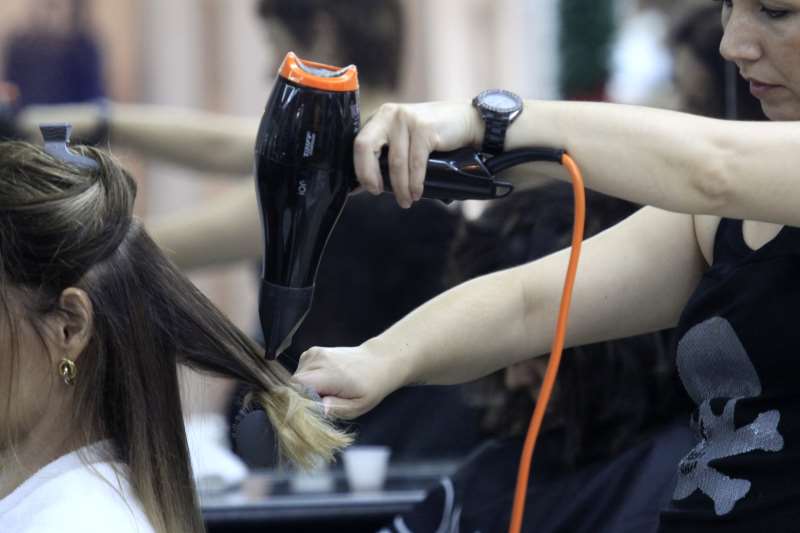 Salões de beleza e barbeiros poderão abrir com regras de prefeituras e uso de EPIs