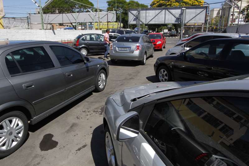 Modelos lançados em 2023 já acumulam queda de 45,6% até abril, influenciados pela redução de preços dos carros novos e pelo aumento da concorrência no segmento