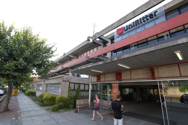 Universidade está proibida de demitir professores até fazer acordo com o sindicato da categoria