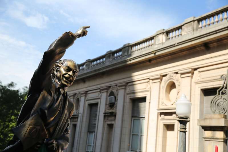 Monumento de Brizola, de autoria de Otto Dumovich, foi instalado em 2014, entre Piratini e Catedral Metropolitana 