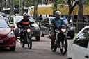 MOTOQUEIROS SE DESLOCAM EM MEIO AO TR?NSITO EM PORTO ALEGRE