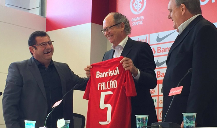 Carlos Pellegrini (e) e Vitorio Piffero (d) apresentaram o novo técnico Falcão (c)