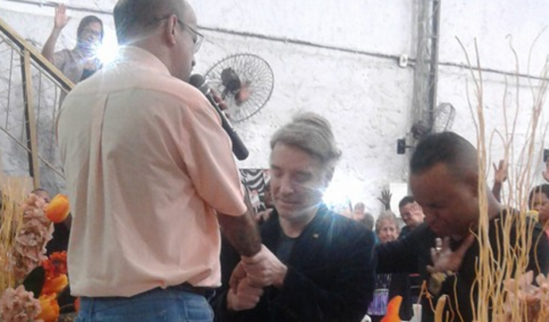 O empresário foi até um culto no subúrbio do Rio, onde recebeu a bênção do pastor Daniel Silva