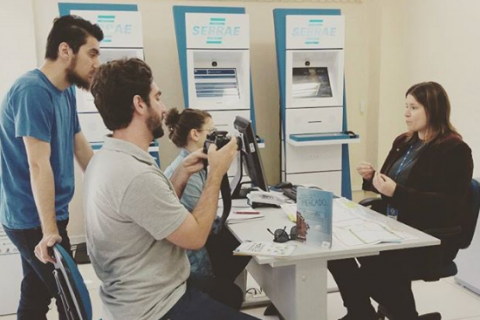 Voc� tem d�vidas de como � o atendimento do @sebraers para quem quer abrir um neg�cio e n�o sabe por onde come�ar? Pois hoje passamos a manh� com o pessoal que faz isso para explicar os passos aos nossos leitores. Em breve, o v�deo nas plataformas do #Gera��oE 