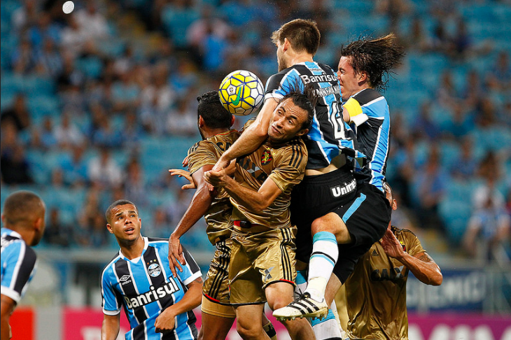 O Grêmio piorou a situação complicada do Internacional