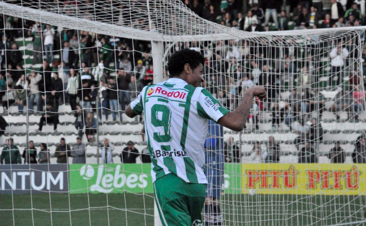 Os dois gols do time gaúcho foram marcados por Tiago Marques, com dez no campeonato