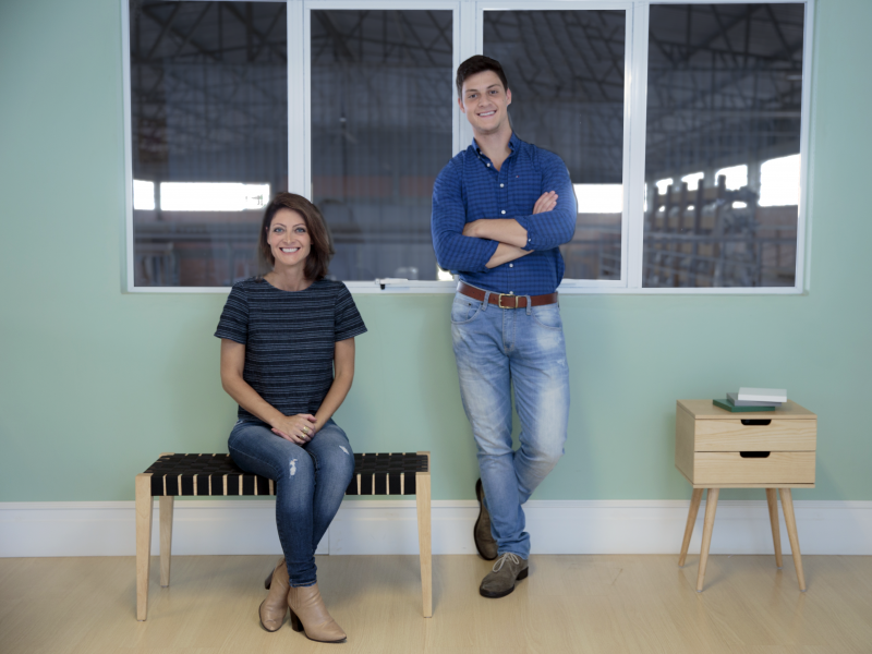 Cristina, o filho Leonardo e os móveis da Venndita, ideal para jovens Foto: MARCELO PARIZZI/DIVULGAÇÃO/JC