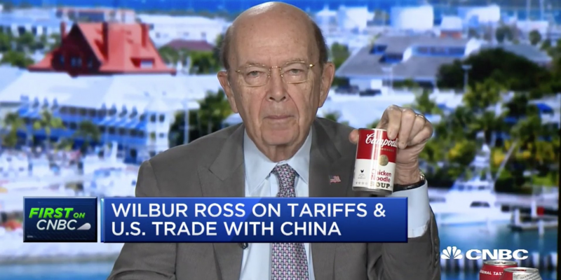 Em entrevista à CNBC, secretário do Comércio levou latas de produtos para minimizar o impacto da medida de Trump