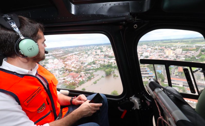 Governador Eduardo Leite sobrevoou de helicóptero neste sábado as áreas atingidas