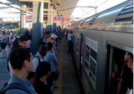 Um problema elétrico causou o atraso das viagens dos trens em estações nesta quarta