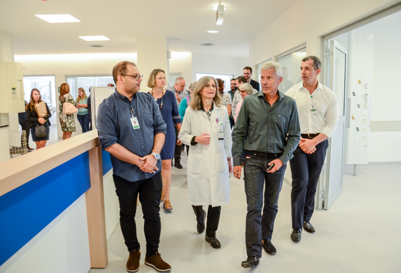 Gabbardo (2º à esquerda) visitou neste sábado os novos anexos do HCPA