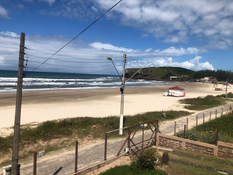 Proibição de ir à beira mar gerou imagem de deserto na Praia da Cal, ao lado do Morro das Furnas