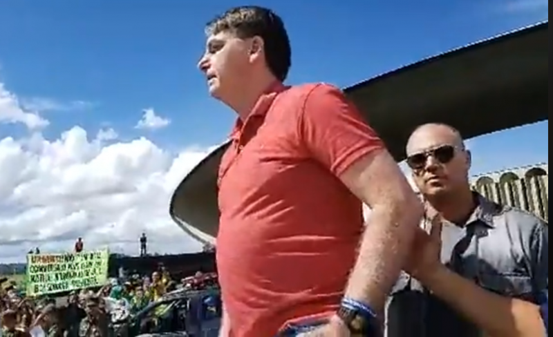 Presidente se dirigiu ao QG do Exército, onde estava parada uma carreata dos manifestantes