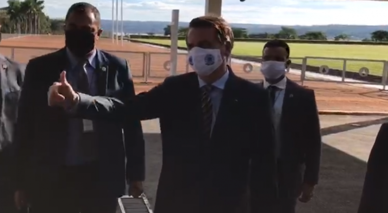 Pelo segundo dia seguido, Bolsonaro evitou falar com a imprensa