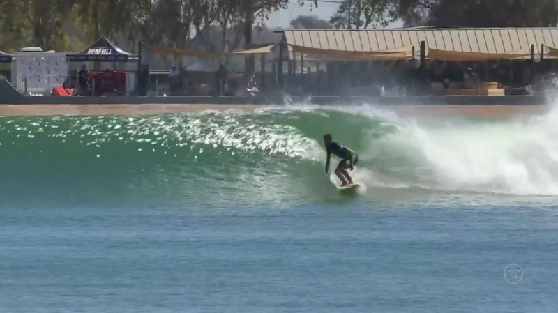 Exibição realizada na piscina de Slater foi chancelada pela Liga Mundial de Surfe