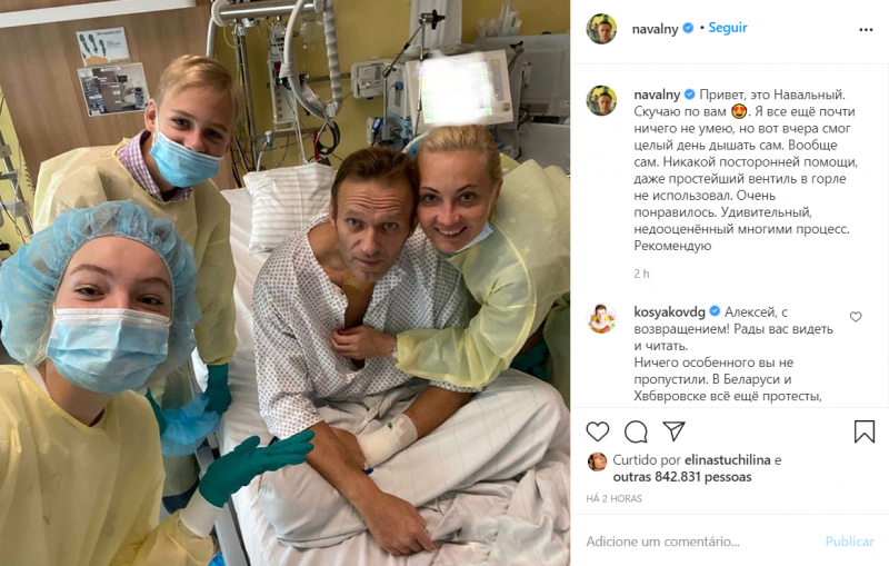 Líder opositor de Vladimir Putin postou foto no hospital junto com a esposa no Instagram