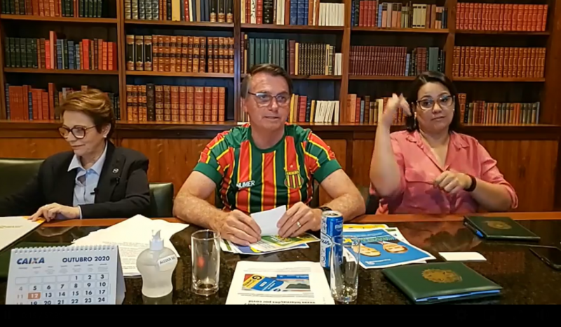 Na sua live pelo Facebook, Bolsonaro esteve ao lado da ministra da Agricultura, Tereza Cristina (e)