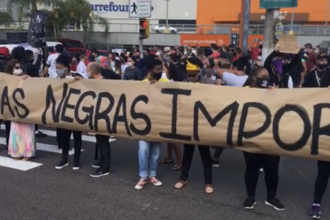 Protesto denuncia racismo e cobra Justiça na morte de homem no Carrefour 