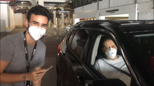 {'nm_midia_inter_thumb1':'https://www.jornaldocomercio.com/_midias/png/2021/03/07/206x137/1_img_3365-9264347.png', 'id_midia_tipo':'2', 'id_tetag_galer':'', 'id_midia':'604525cf0c4a2', 'cd_midia':9264347, 'ds_midia_link': 'https://www.jornaldocomercio.com/_midias/png/2021/03/07/img_3365-9264347.png', 'ds_midia': 'Pandemia - vacina&ccedil;&atilde;o contra a Covid-19 - vacina - em Porto Alegre - drive-thru de vacina&ccedil;&atilde;o no Shopping Iguatemi - jornalista Fernando Aguzzoli - volunt&aacute;rio - atendimento - com o economista S&eacute;rgio Paes Leme, 79 anos', 'ds_midia_credi': 'PATRICIA COMUNELLO/DIVULGA&Ccedil;&Atilde;O/JC', 'ds_midia_titlo': 'Pandemia - vacina&ccedil;&atilde;o contra a Covid-19 - vacina - em Porto Alegre - drive-thru de vacina&ccedil;&atilde;o no Shopping Iguatemi - jornalista Fernando Aguzzoli - volunt&aacute;rio - atendimento - com o economista S&eacute;rgio Paes Leme, 79 anos', 'cd_tetag': '1', 'cd_midia_w': '640', 'cd_midia_h': '359', 'align': 'Left'}