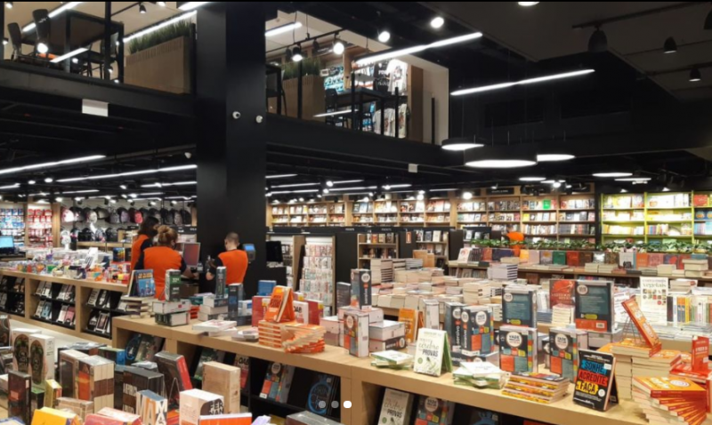 Unidade aberta no Barra Shopping tem mais de 60 mil livros à venda