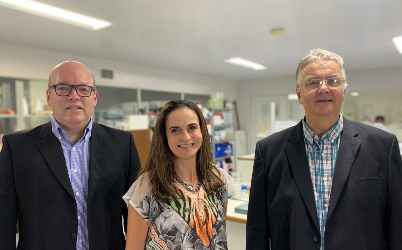 Equipe da Imunobiotech lan&ccedil;ou um teste que pode ser aplicado em casa para quantificar os anticorpos de Covid no organismo do paciente Foto: Alexia Albanus/Divulga&ccedil;&atilde;o/JC