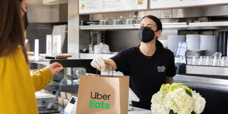 Uber adequou tecnologia para transportar pessoas para a logística de alimentos