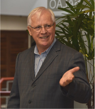 Livro homenageia ancestrais e resgata memórias de infância do autor
