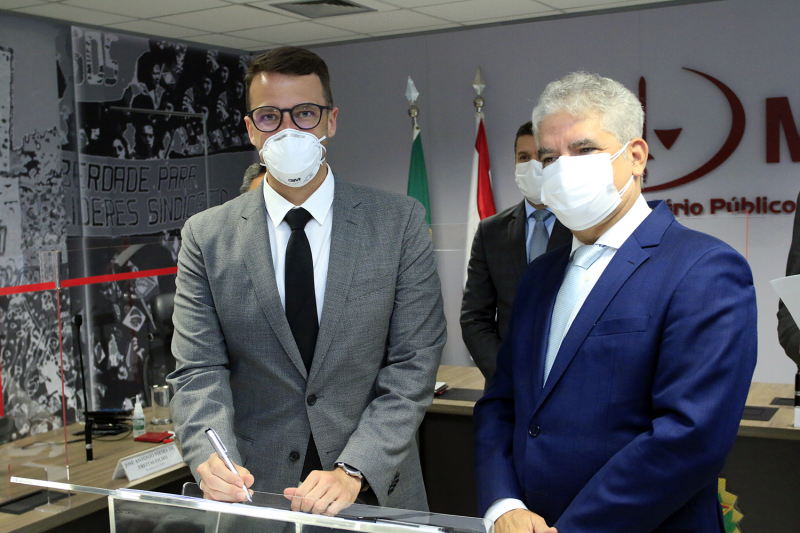 Pego (e) foi empossado pelo procurador-geral do Trabalho, José de Lima Ramos Pereira (d)