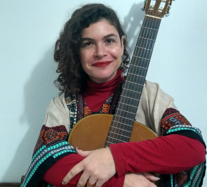 A cantora Karine Cunha é uma das atrações do espaço