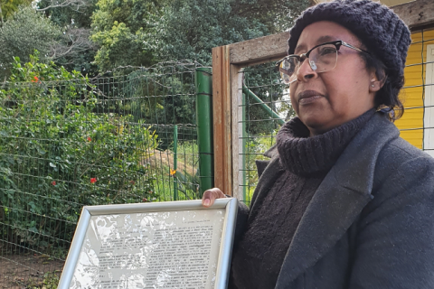 Ligia Maria mostra uma reprodu&ccedil;&atilde;o do decreto de titula&ccedil;&atilde;o do Quilombo da Fam&iacute;lia Silva
