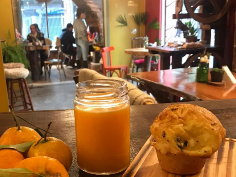 O espa&ccedil;o oferece p&atilde;es de queijo com gorgonzola e aposta no sabor dos produtos frescos Foto: P&Atilde;O NA PORTA/DIVULGA&Ccedil;&Atilde;O/JC