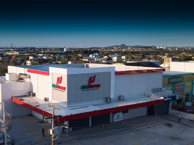 Agressões contra os dois homens foram realizadas no depósito do supermercado em Canoas