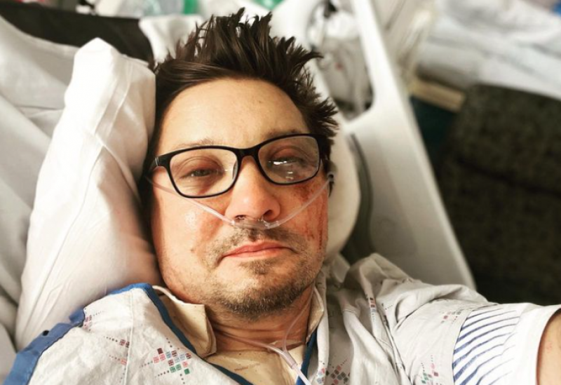  Ele foi atropelado por uma máquina de remover neve e foi levado em estado grave para o hospital 