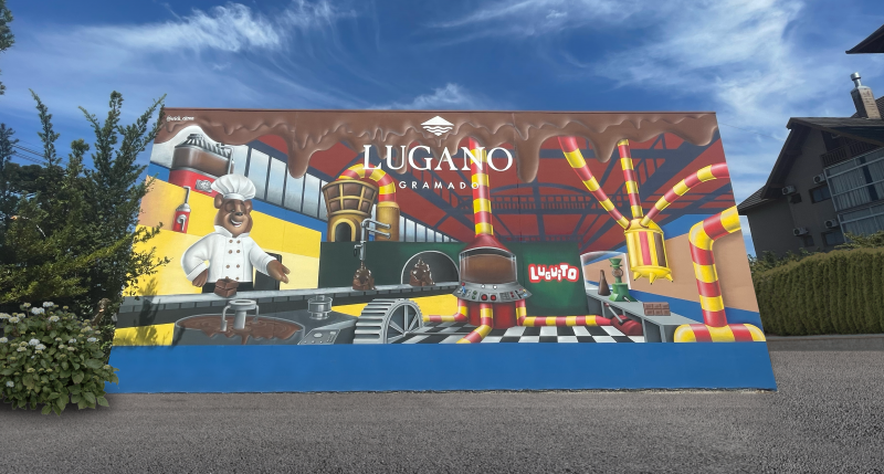 Intervenção artística foi feita em toda a fachada lateral da casa oficial do mascote da marca