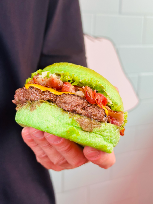 O Tio Burger servirá, na data, hambúrguer com pão verde Foto: TIOBURGER/DIVULGAÇÃO/JC
