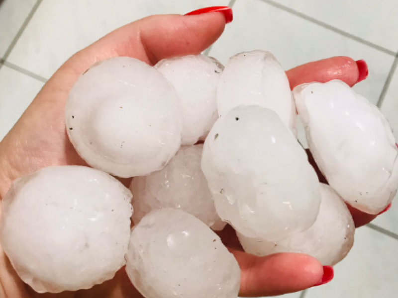 Moradora de Muçum fez registro de pedras de granizo que atingiram seu carro