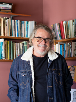 Neste sábado (16), das 17h às 19h, o autor cinco títulos autografa fãs na Livraria Santos 