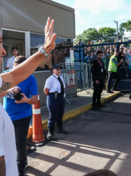 Torcedor gremista vai até aeroporto se despedir de Suárez