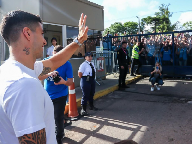 Cerca de 300 torcedores vieram ao aeroporto para despedida do atacante 
