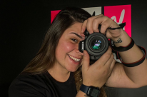 Desirée é fotógrafa e especialista em Marketing Digital 