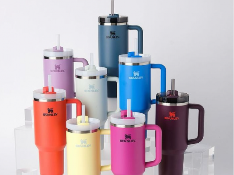 A empresa afirma que há sim chumbo no copo