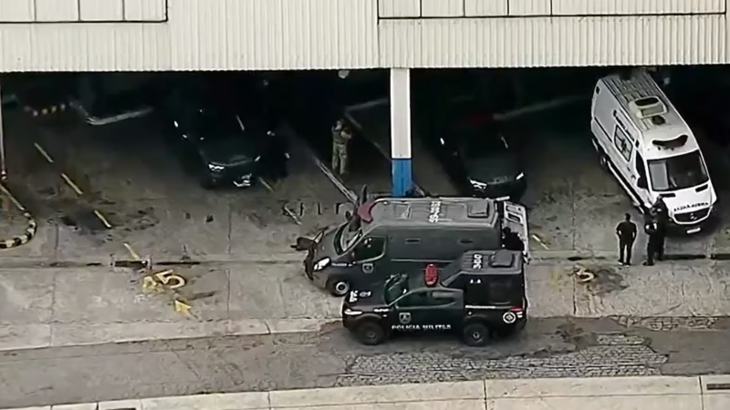 Equipe do Bope atua na rodoviária Novo Rio, onde criminosos faz reféns