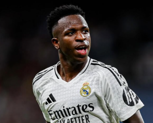 Vini Jr. sofre lesão, vira baixa contra o Liverpool e só deve voltar ao Real Madrid em 2025