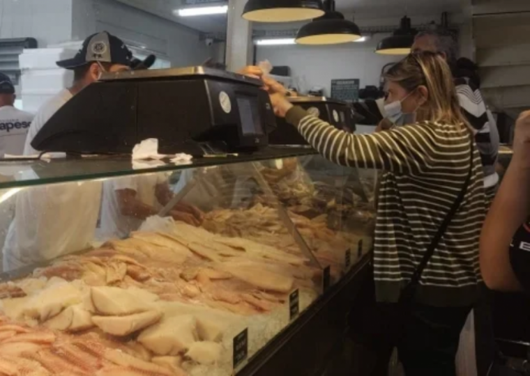 As peixarias, conhecidas pela variedade de peixes de água doce e salgada, garantem que os consumidores encontrem opções frescas ou congeladas