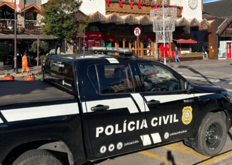 Durante as buscas, foram apreendidos ingressos e documentos que serão analisados