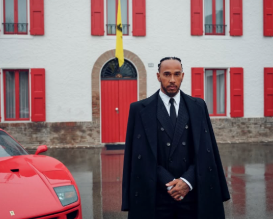 Hamilton inicia oficialmente trabalhos na Ferrari para 2025: 'Uma nova era'