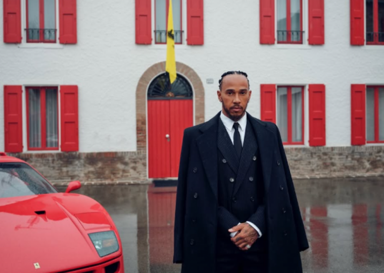 O heptacampeão mundial publicou uma foto na sede da nova empregadora