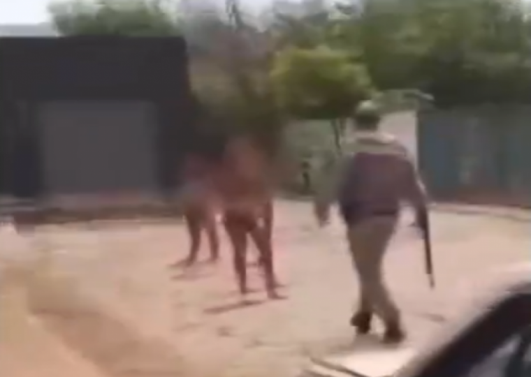 Vídeos publicados em redes sociais mostram PM pegando cassetete dentro de viatura para desferir golpes na vítima