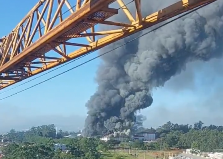 Conforme informações preliminares, um funcionário da empresa inalou fumaça e precisou ser atendido