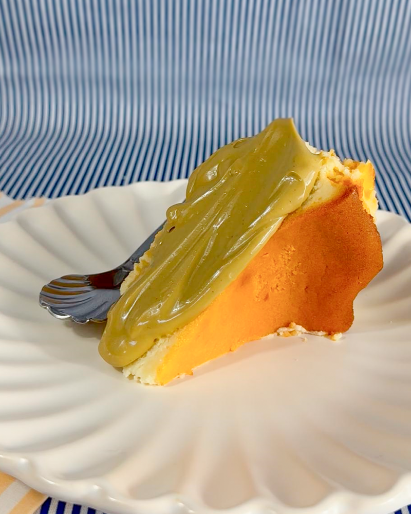 Os empreendedores a descrevem como "quase um pudim de cream chesse" e leva uma cobertura de brigadeiro de pistache no ateliê Foto: ROCAMBOLO/ARQUIVOPESSOAL/JC